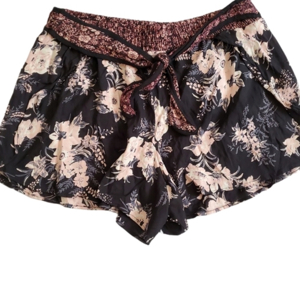 💙 Angie- Black and Pink Flowey Shorts Size Large